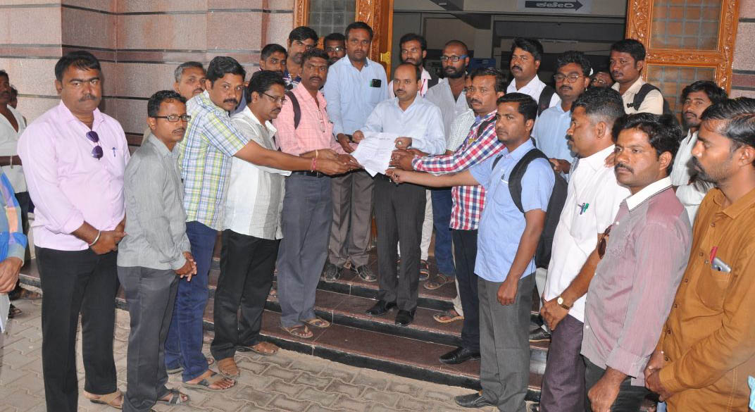 ಮೌನೇಶ್ ಸಾವು ಪ್ರಕರಣ; ಪತ್ರಕರ್ತರಿಂದ ಶೃದ್ದಾಂಜಲಿ ಹಾಗೂ ಮನವಿ